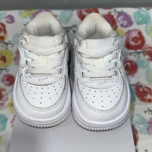 Force 1 Low Easy on-white 
Bottom of shoe is dirty, shoe can be cleaned I’m sure